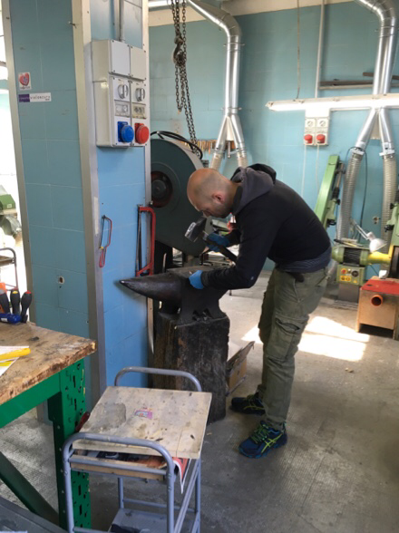 アルティジャーノオーナー鍛造している