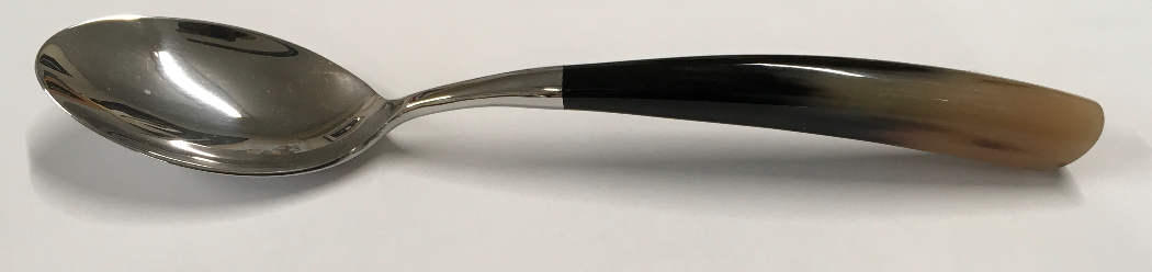 イタリア製スカルペリアカトラリー。鍛造スプーン。柄は牛角。