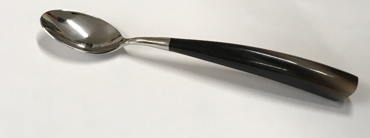 イタリア製スカルペリアカトラリー。鍛造ティーフォーク。柄は牛角。